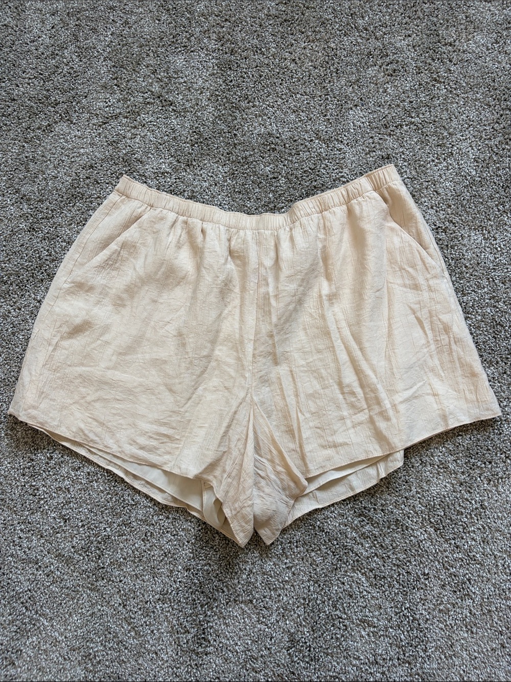 Abercrombie Crinkle High Waist Flowy Shorts in Cream - XL